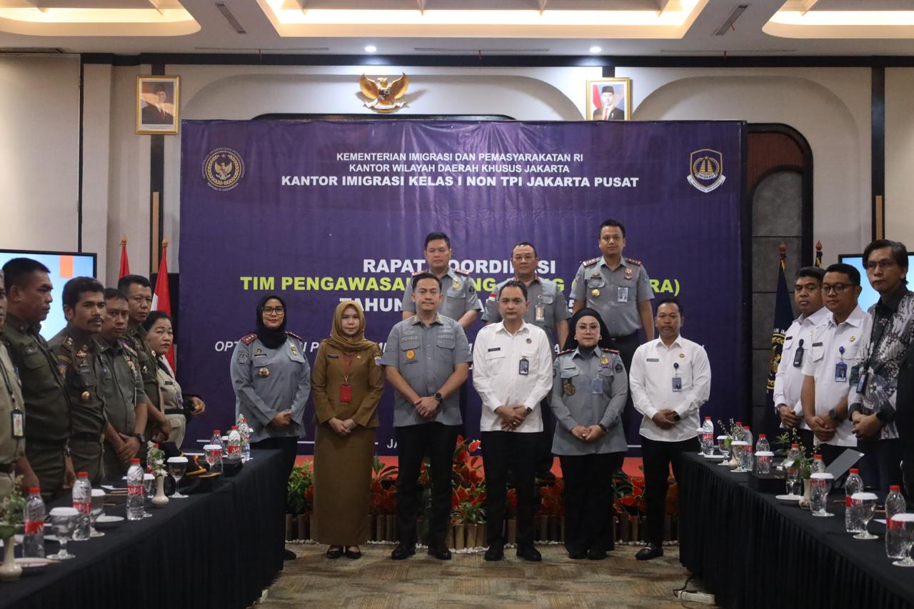 Kantor Imigrasi Jakarta Pusat - Kantor Imigrasi Kelas I Non TPI Jakarta Pusat menggelar rapat Kordinasi Pengawasan Orang Asing dengan tema "Peran Tim Pengawasan Orang Asing Dalam Penanganan Pengungsi di Indonesia"
