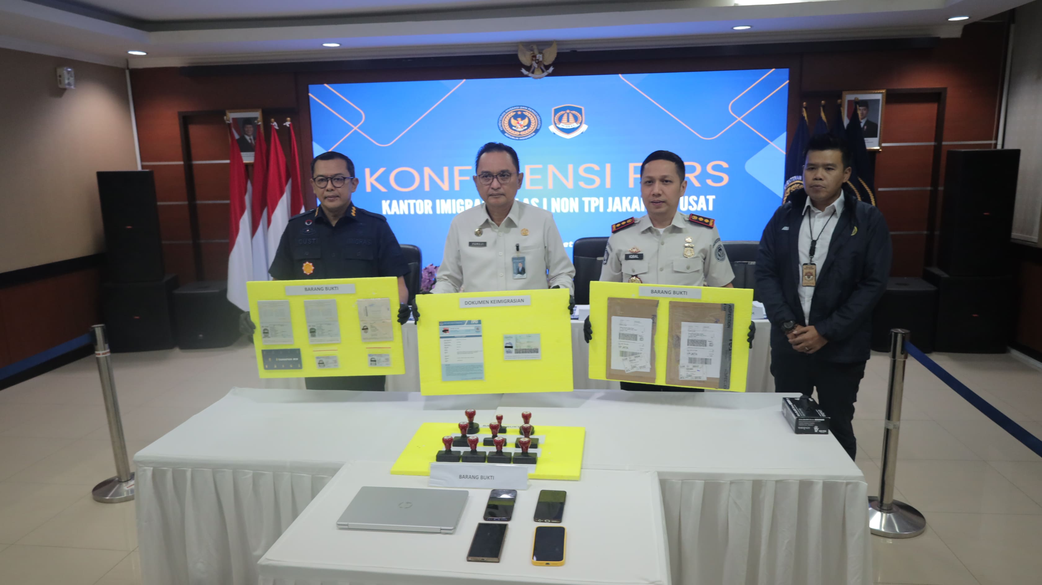 Kantor Imigrasi Jakarta Pusat - Menguasai Paspor Asing milik Orang Lain yang terbukti Palsu, Warga Negara Pakistan Diamankan Imigrasi Jakarta Pusat*