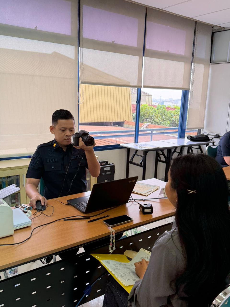 Kantor Imigrasi Jakarta Pusat - Kantor Imigrasi Kelas I Non TPI Jakarta Pusat melaksanakan kegiatan layanan Eazy Paspor di Gedung Kompas Gramedia, Palmerah, Jakarta.